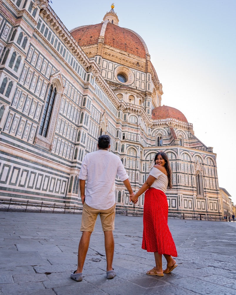 A couple infront of the stunning Duomo of Florence