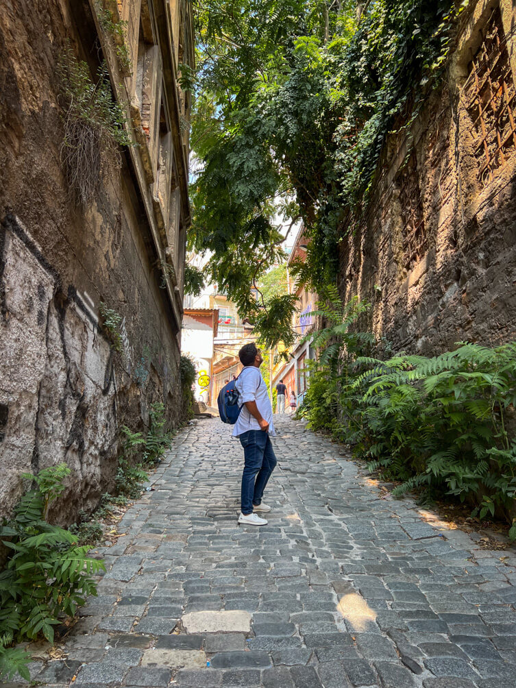 3-Day Istanbul Itinerary: A Complete Travel Guide 16 Charming lanes in the Galata neighbourhood in Istanbul
