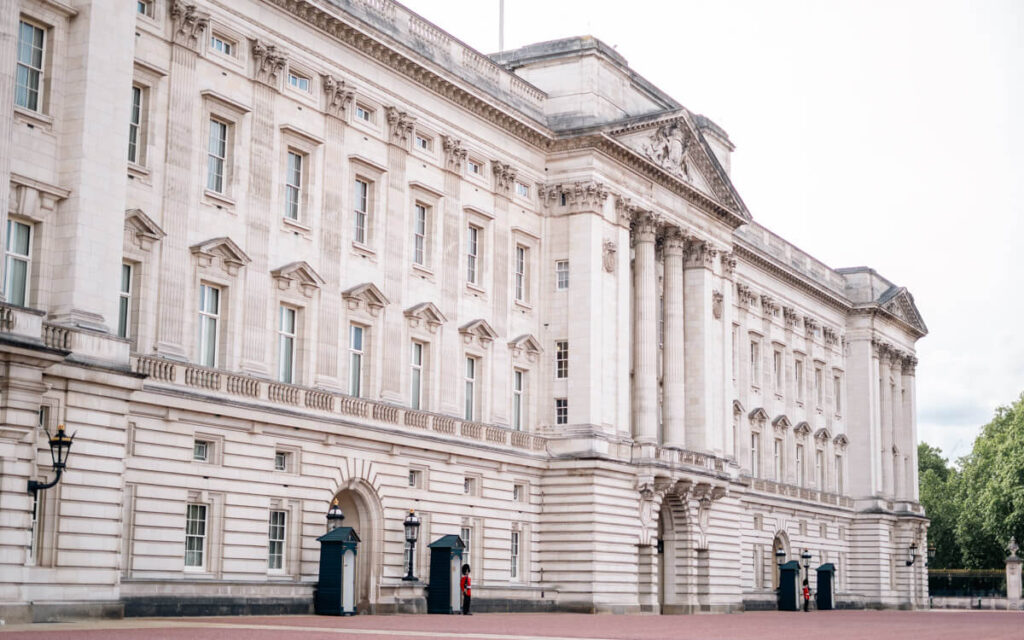 4-Day London Itinerary: Best of London + Easy Walking Routes 4 Buckingham Palace as viewed from The Mall with guards in red coats standing in place.