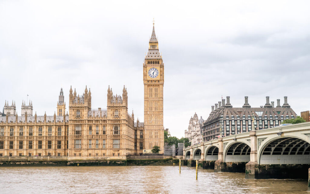 Accommodation Around the World 10 A view of London's Big Ben and Westminster Bridge