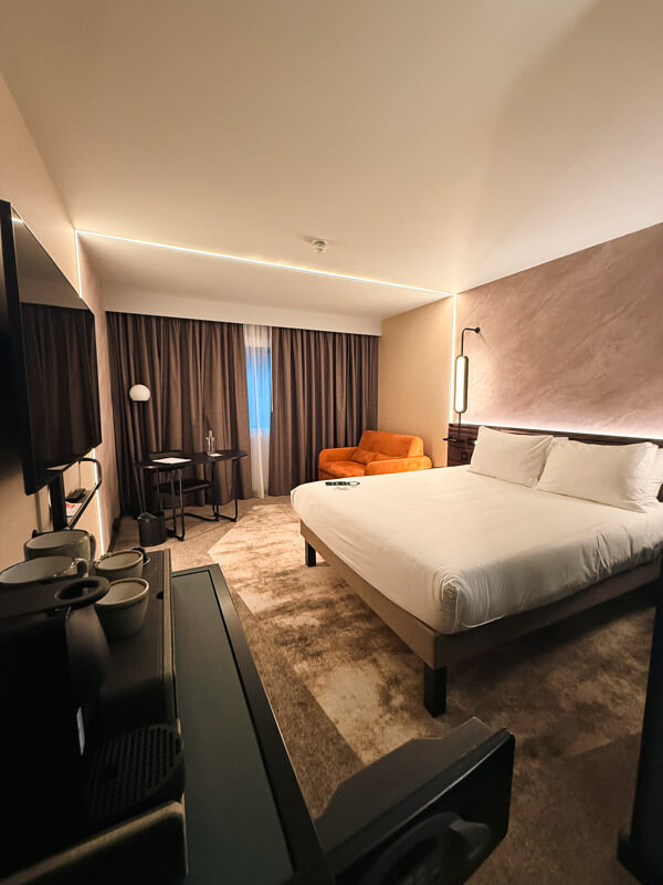 4-Day London Itinerary: Best of London + Easy Walking Routes 25 The spacious interiors of the room at Novotel London Paddington